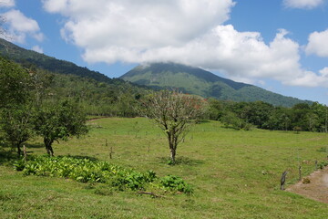 Vulkan El Arenal in Wolken bei La Fortuna in Costa Rica