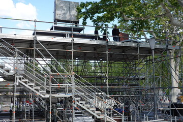 Montage de structure provisoire pour un concert extérieur