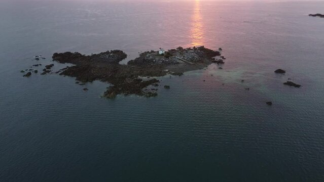 Sunrise in Harbour is a small rocky islet flanked by a narrow red-and-white lighthouse house, 1.8 km from the shore of Saint-Quay-Portrieux. It signals the reefs of the Saint-Quay rocks.
