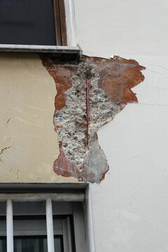 Pathologie et d&eacute;collement d'enduit sur un mur de fa&ccedil;ade