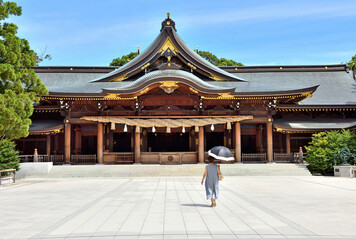 晴れの日の寒川神社の境内と参拝する人