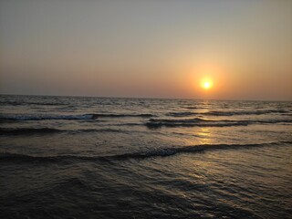 Obraz premium At dusk, the picture depicts a calm beach scene.