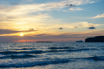 Obraz premium Summer background with tropical beach during sunset.