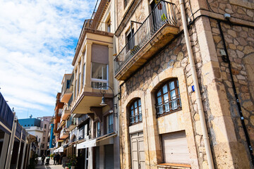 Bunte Fischerhäuser und Gastronomie in El Serallo einem alten Hafenviertel  in Tarragona, Spanien - obrazy, fototapety, plakaty
