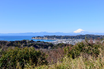 鎌倉の海岸線と富士山、鎌倉の街並みを望む、海が見えるベンチ、衣張山