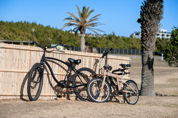 Fototapeta premium 自転車、サイクリング、ポタリング、青空の海岸沿いの公園