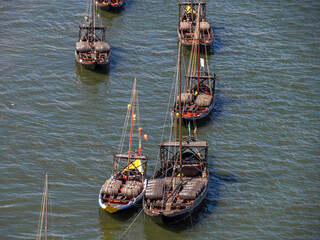 Obraz premium boat with wine barrels ribeira Porto old town street view building, portugal on the Douro River