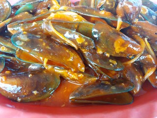 green mussels cooked in sauce