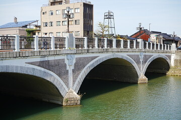 Naklejka premium Asano-gawa River in Higashiyama, Kanazawa, Japan - 日本 石川県 金沢市 東山 浅野川大橋 