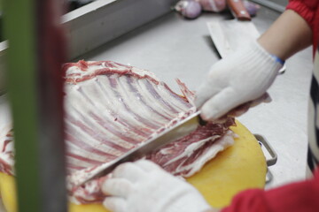 Skilled worker Mutton Rib Cutting For Barbecue