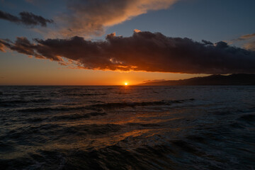 Obraz premium Sunset Over Rough Waters