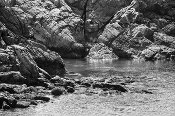 Rochers et eau en noir et blanc