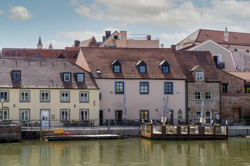 Blick von der Isar auf die Üferpromenade in Landshut
