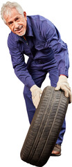 Erfahrener älterer Auto Mechaniker mit Reifen