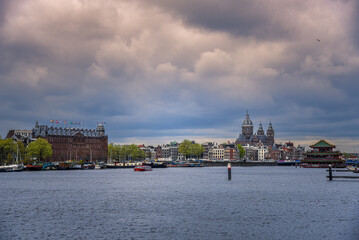 Fototapeta premium Stadt Amsterdam an einem wolkigen Tag