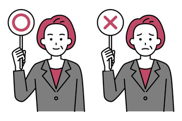 ○×マークを上げる年配のスーツの女性