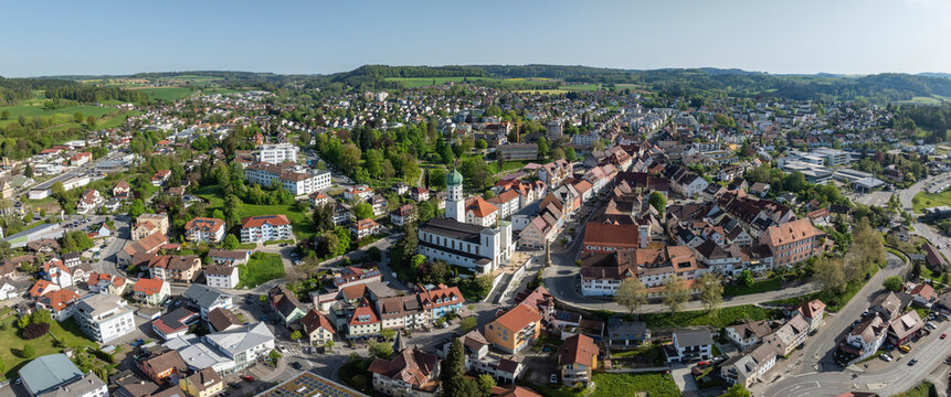 Luftbild von der Stadt Stockach mit der Kirche St. Oswald in der Oberstadt, historischer Stadtkern
