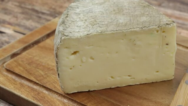 fromage : tomme de Savoie, en gros plan, sur une table