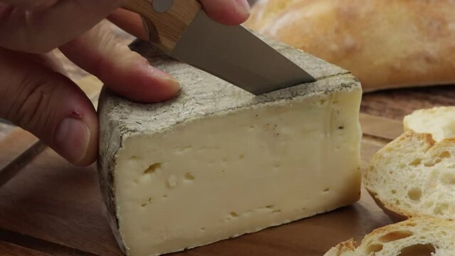 fromage : tomme de Savoie, en gros plan, sur une table