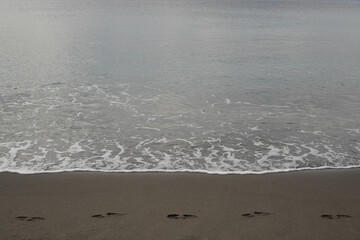 足跡と海