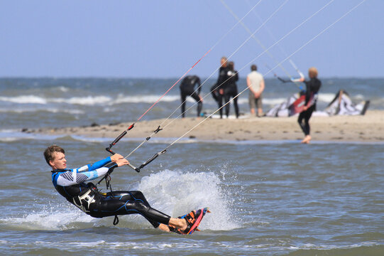 Attraktiver Kite-Sportler in Aktion