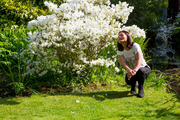 Hübsche asiatische Frau in der Natur