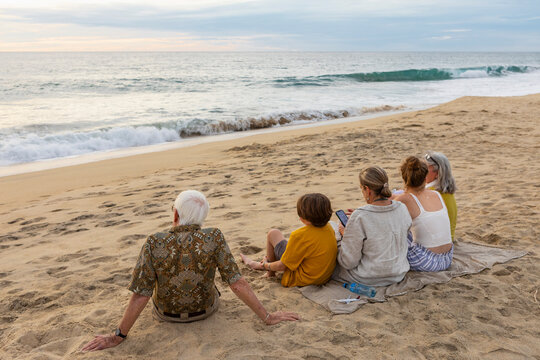 Mexico, Baja, Pescadero, Three generation family on beach