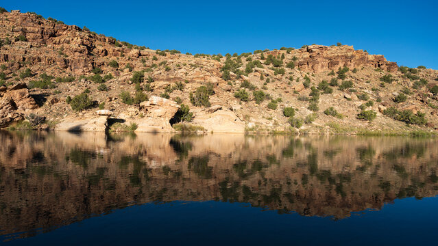 Usa, New Mexico, Abiquiu, Rio Chama, Hills reflected in Chama River