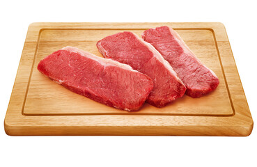 tábua de madeira com filé de carne bovina crua isolado em fundo transparente