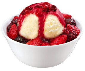 tigela com sorvete de baunilha com calda de frutas vermelhas isolado em fundo transparente