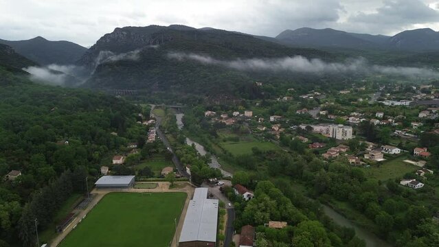 Survol de la ville de Ganges, Occitanie