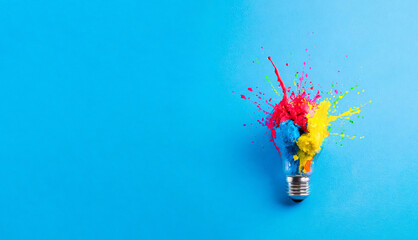 Bombilla de colores como concepto de idea.