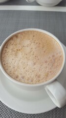 Kaffee mit Regenbogen Bläschen