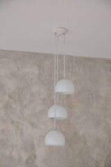 Minimalistyczna biała lampa sufitowa © Studio Migafka