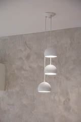 Minimalistyczna biała lampa sufitowa © Studio Migafka