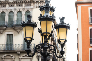 Fototapeta na wymiar Historische Straßenlaterne an den Ramblas in Barcelona, Spanien