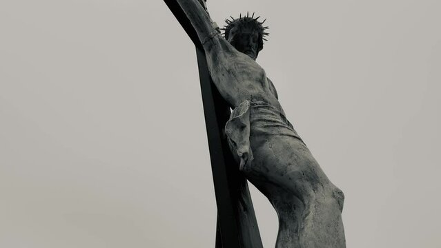 J&eacute;sus sur la croix dans un cimeti&egrave;re