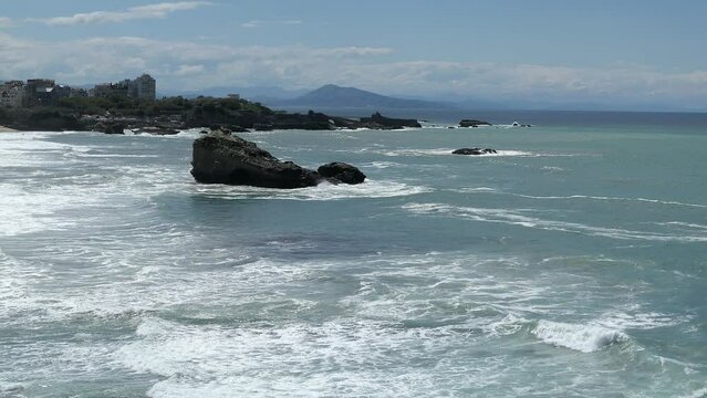 Ondas agitadas sobre as rochas costeiras em Biarritz, no País Basco Francês