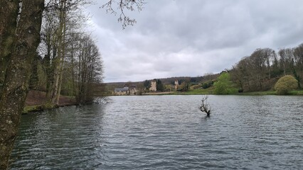 L'abbaye de Mortemer vue depuis les étangs