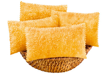cesta de palha com pastel de feira recheado isolado em fundo transparente