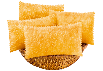 cesta de palha com pastel de feira recheado isolado em fundo transparente