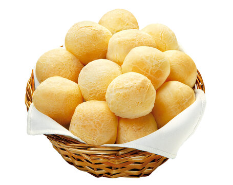 cesta com receita brasileira de p&atilde;o de queijo isolado em fundo transparente