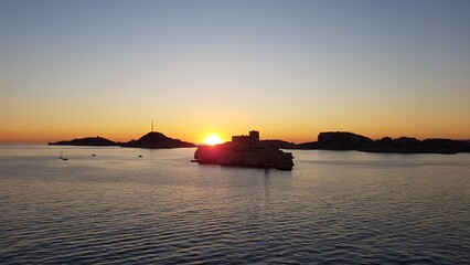 Coucher de soleil sur les îles du Frioul vu depuis le ferry pour la Corse (Marseille, Provence, France) © Arnaud