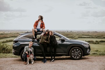 Naklejka premium Friends enjoying road trip on hill photo