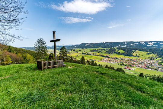 Spring hike to the Alttrauchburg castle ruins via the Sonneckgrat in the Allgau