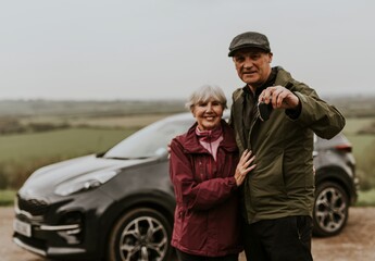 Naklejka premium Senior couple showing car key