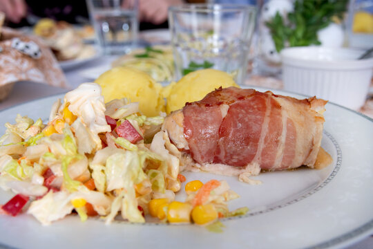 devolay owinięty boczkiem z sur&oacute;wką i ziemniakami,
devolay wrapped in bacon with salad and potatoes