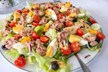 sałatka z tuńczykiem jajkami i pomidorami, salad with tuna, eggs and tomatoes