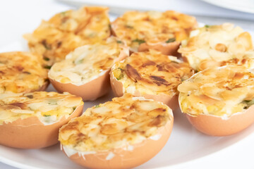 jajka faszerowane w skorupkach z migdałami, 
stuffed eggs in shells with almonds