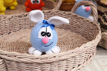 Knitted hare on a decorative tray – a symbol of Easter